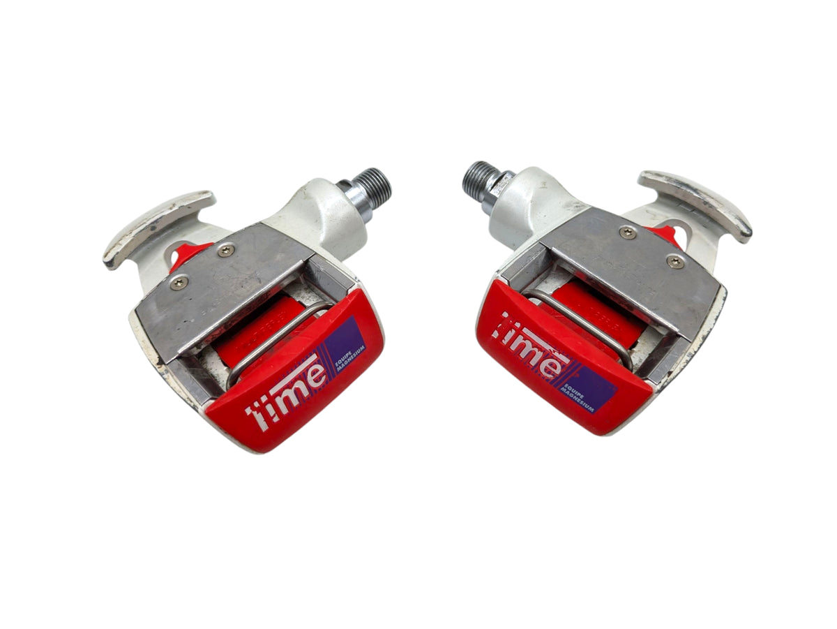 time clipless pedals Equipe Magnesium EQ MAG Classic Cleats White/Red sync1 the open construction ensures Rahmengröße:17